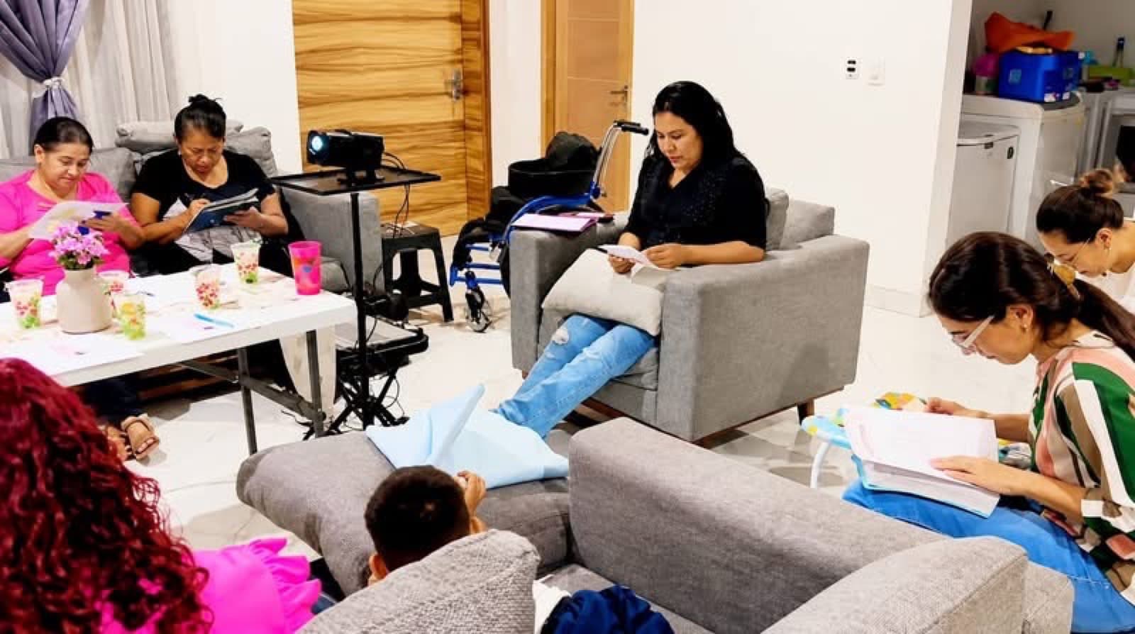Reuniones de mujeres: creciendo juntas en la Palabra